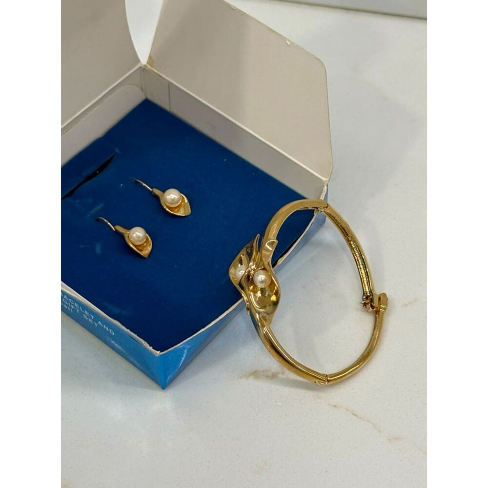 2007 Avon Calla Lily Earring and Bracelet Set Goldtone